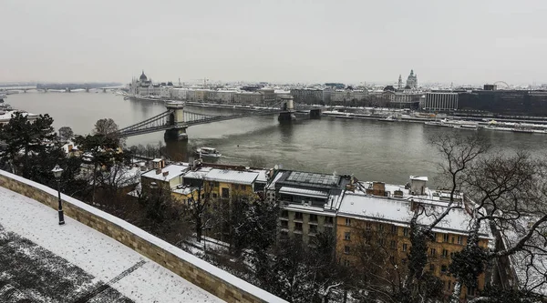 Цепной мост через Дунай зимой в Будапеште — стоковое фото