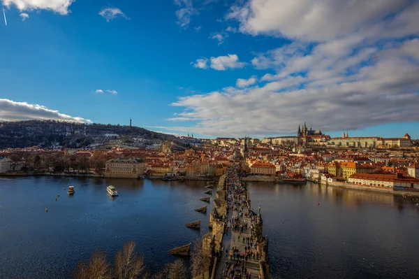 Prague stadsbilden med slottet och Karlsbron över Vltava floden — Stockfoto