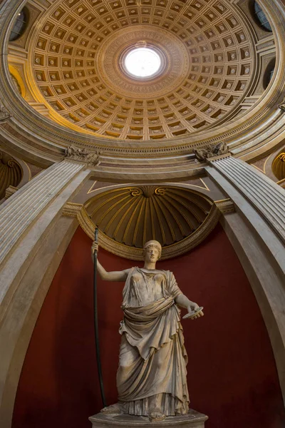 Una vista de la estatua masculina en el Vaticano dentro — Foto de Stock