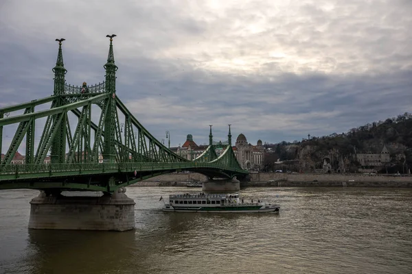 多瑙河自由桥景观 — 图库照片