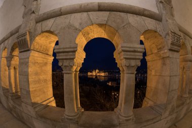 Sütunun arkasındaki güzel eski Budapeşte şehrinin havadan görünümü