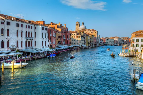 Venezia scena di strada con romantico canale di costruzione e gondole — Foto Stock