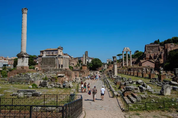 En vy över Forum Romanum i Rom på soliga sommardagar — Stockfoto