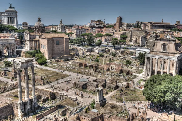 Uma vista aérea do Fórum Romano em Roma no dia ensolarado de verão — Fotografia de Stock