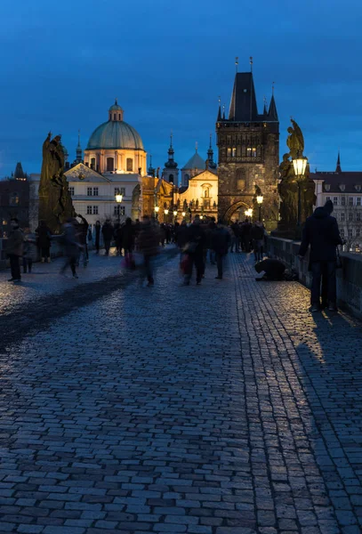 Blick auf die Karlsbrücke in Prag, Tschechische Republik — Stockfoto