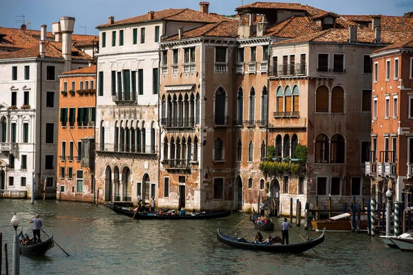 Una vista de Venecia escena de la ciudad con góndola romántico canal estrecho — Foto de Stock