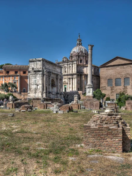 En vy över Forum Romanum i Rom på soliga sommardagar — Stockfoto