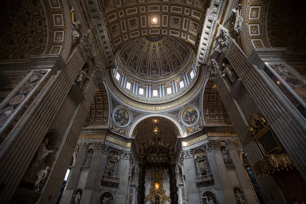 Binnenaanzicht van de Sint-Pietersbasiliek in Vaticaanstad — Stockfoto