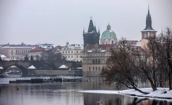 Una vista del paisaje de Praga con el puente de Carlos y el río Moldava — Foto de Stock