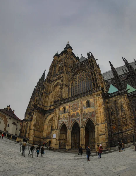 Prag'da eski şehir meydanı ve ortaçağ astronomik saati — Stok fotoğraf
