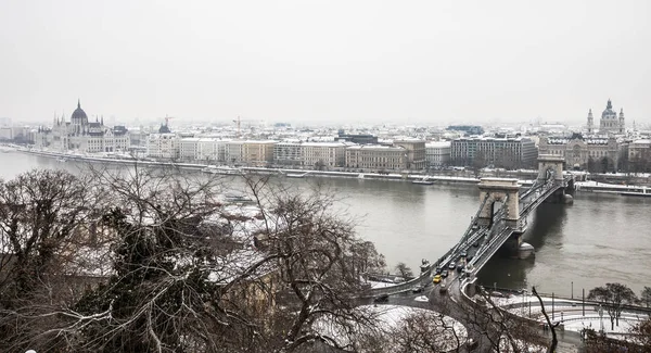 Цепной мост через Дунай зимой в Будапеште — стоковое фото