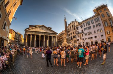 Güneşli yaz gününde Roma'da Antik Panteon manzarası