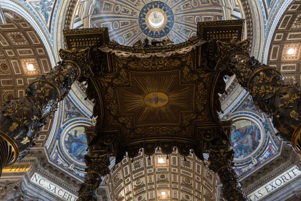 Belső kilátás a St. Peters bazilika Vatikánban — Stock Fotó