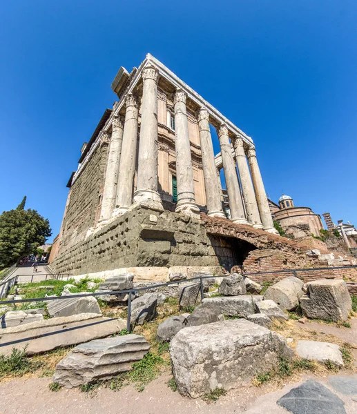 Temple of Antoninus and Faustina in Rome — Stock Photo, Image