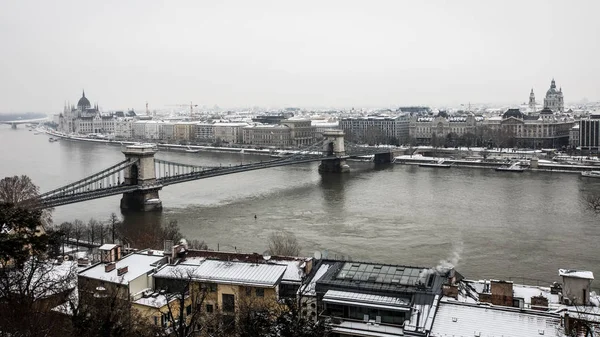 Kettenbrücke über die Donau im Winter in Budapest — Stockfoto