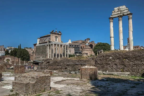 Een uitzicht op de tempel van Antoninus en Faustina in het Forum Romanum in Rome — Stockfoto