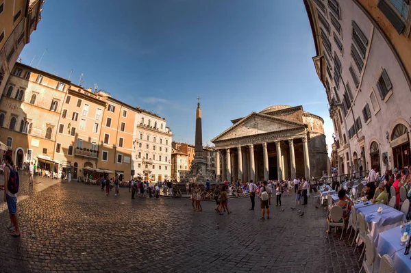 Blick auf das antike Pantheon in Rom an einem sonnigen Sommertag Stockbild
