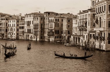 Gondol romantik dar kanal ile Venedik şehir manzarası