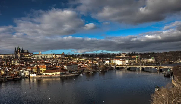 Vista aérea do castelo de Praga e da Ponte Carlos sobre o rio Vltava — Fotografia de Stock