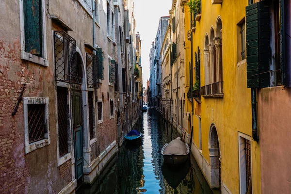 Scéna benátské ulice s romantickým stavebním kanálem a gondoly — Stock fotografie