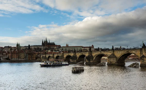 Una vista del paisaje de Praga con el puente de Carlos y el río Moldava —  Fotos de Stock