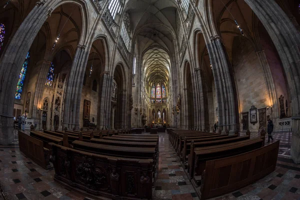 Una vista interior de la histórica Catedral de Santa Vita Praga República Checa — Foto de Stock