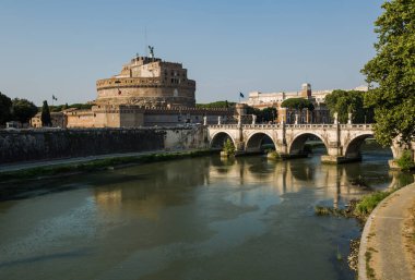 Gün batımında Castel Sant Angelo bir görünüm