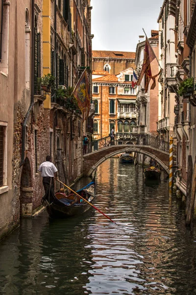 Una vista de Venecia escena de la ciudad con góndola romántico estrecho canal y puente — Foto de Stock