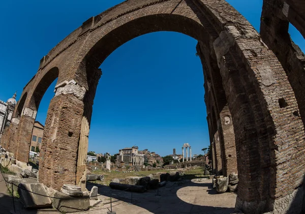 Una vista del Foro Romano en Roma en el soleado día de verano — Foto de Stock