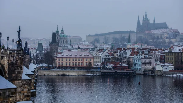 Praga paisaje de la ciudad con el castillo y el puente de Carlos sobre el río Moldava — Foto de Stock