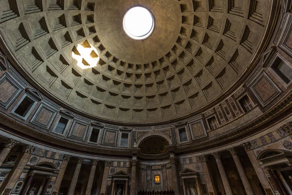 Een uitzicht op het Pantheon plafond koepel met gat in het midden — Stockfoto