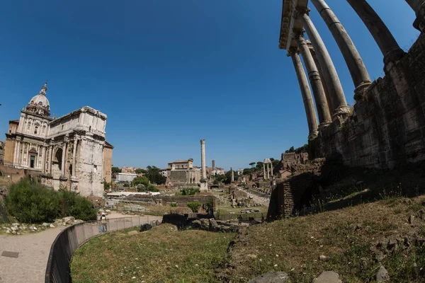 En vy över Forum Romanum i Rom på soliga sommardagar — Stockfoto