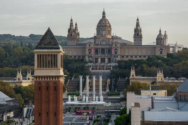 Вид с воздуха на центр города с Placa Espanya и Монжуик Хилл — стоковое фото