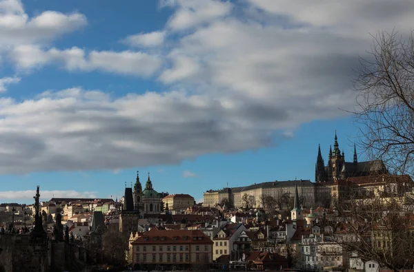 Blick auf die Prager Landschaft mit Burg und Gebäuden — Stockfoto