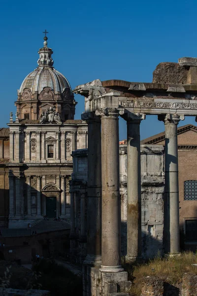 Een uitzicht op het Forum Romanum in Rome op zonnige zomerdag — Stockfoto