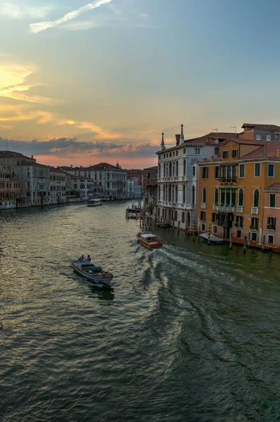 Venecia escena callejera con romántica construcción de canal y barcos — Foto de Stock