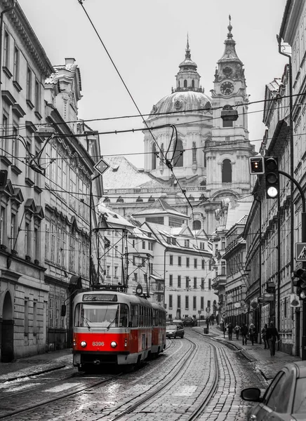 Çek Cumhuriyeti Prag City kışın vith kırmızı tramvay görünümü