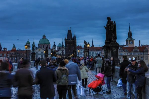 Gün batımında Charles Bridge Old Town Prag'ın gece manzarası — Stok fotoğraf