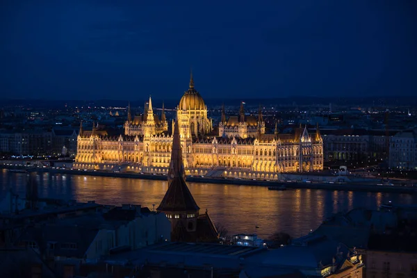 Vista nocturna del famoso edificio del parlamento húngaro con el río Danude — Foto de Stock