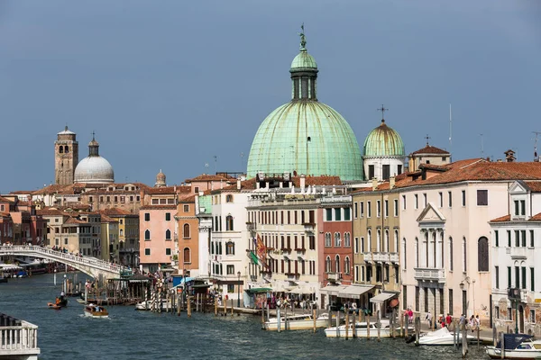 Grande canale e Basilica di Santa Maria della Salute a Venezia — Foto Stock
