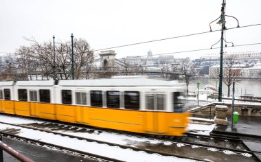 Kışın Budapeşte'de Sarı tramvay manzarası