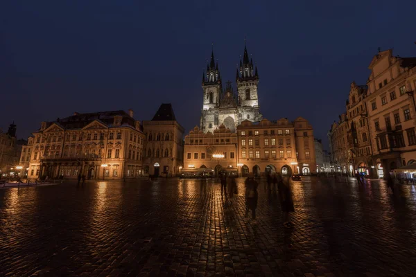 Plaza del casco antiguo y reloj astronómico medieval en Praga — Foto de Stock