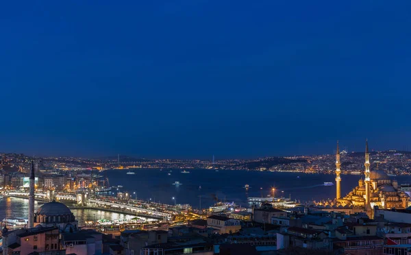 Letecký pohled na nádherné istanbulské město s Bosporu a mosty — Stock fotografie