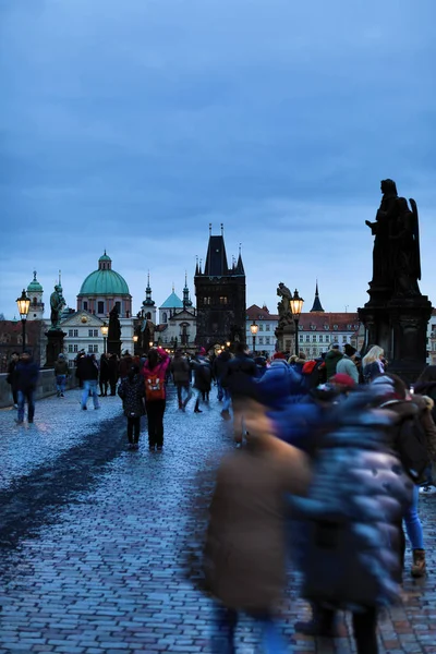 Blick auf die Karlsbrücke in Prag, Tschechische Republik — Stockfoto