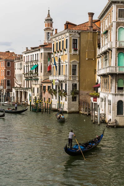 Una vista de Venecia escena de la ciudad con góndola romántico canal estrecho — Foto de Stock