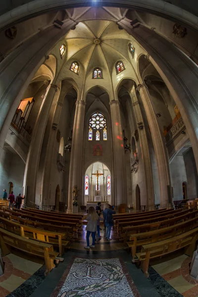 Una vista interior del Templo del Sagrado Corazón en el Monte Tibidabo — Foto de Stock