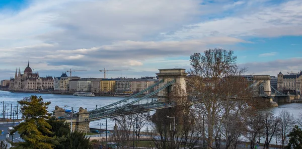 Вид с воздуха на Цепной мост через реку Дунай в Будапеште — стоковое фото