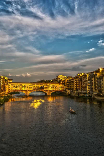Uma vista da Ponte Vecchio na hora do pôr-do-sol Fotografia De Stock