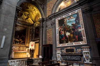 Foro'daki San Michele Kilisesi'nin batı cephesine bir bakış