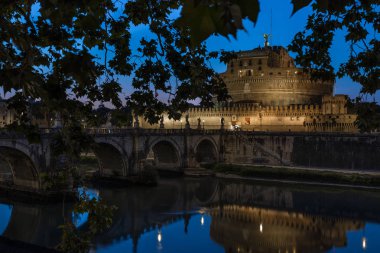 Gün batımında Castel Sant Angelo bir görünüm